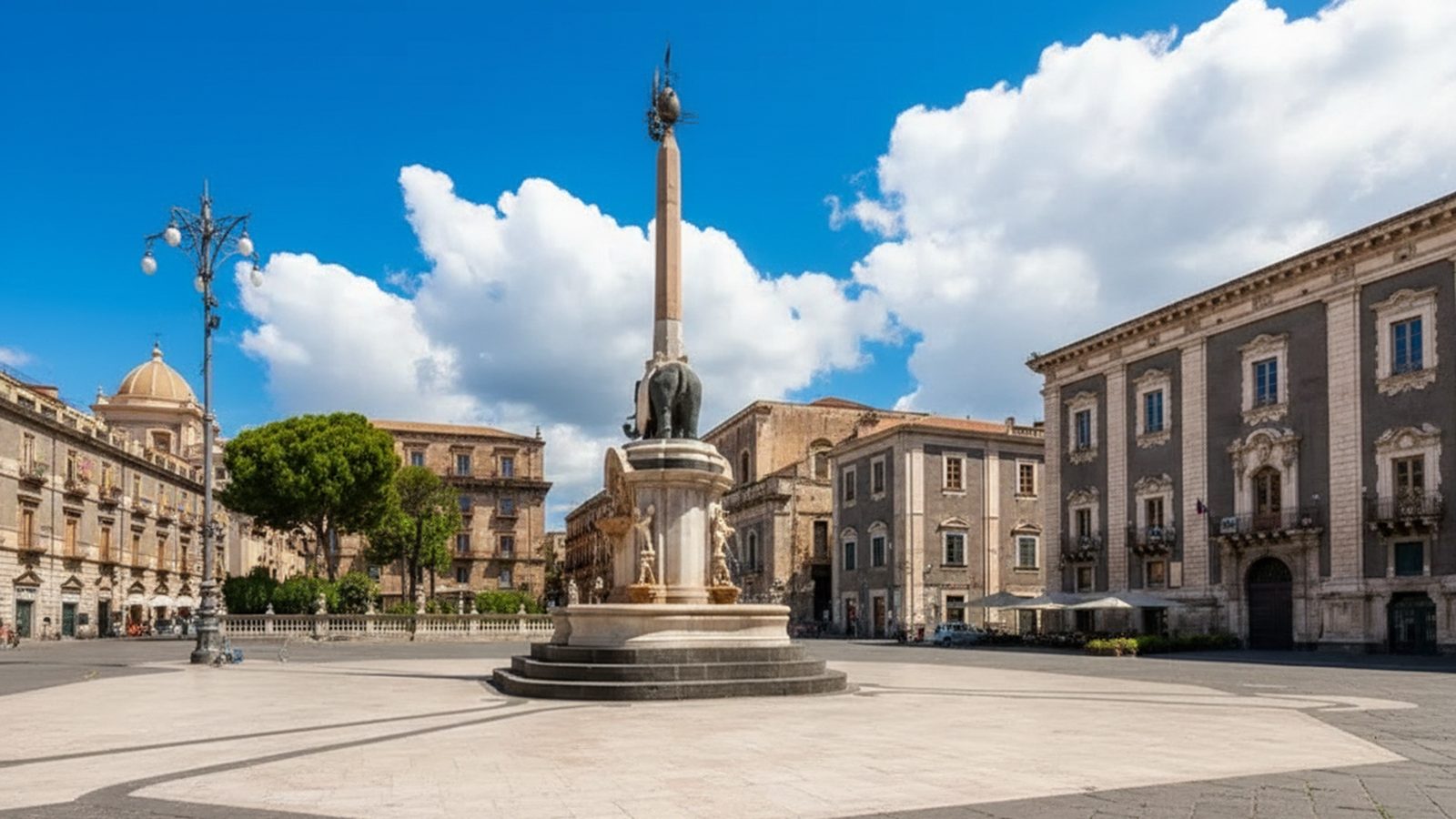 Piazza Duomo con la Fontana dell’Elefante e l’obelisco, sotto un cielo con nuvole bianche